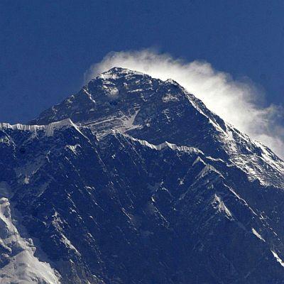 Изкачването до връх Еверест е изпитание по силата на малцине