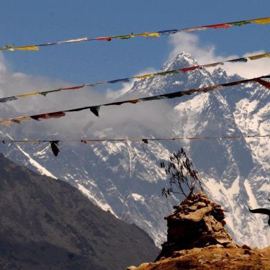 Високият 8848 метра връх Еверест се намира на границата между Китай и Непал