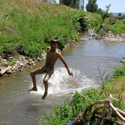 Деет се къпе в река, спасява се от жегата