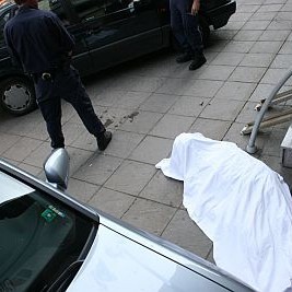 Труп, увит в чаршаф, беше открит пред Стопанската камара на улица Алабин в София