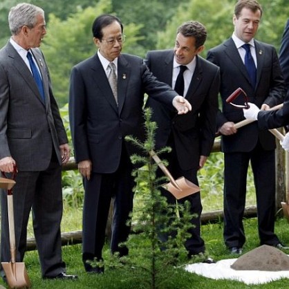 Лидерите на Г-8 садят дръвчета по време на срещата им в Япония