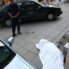 Труп, увит в чаршаф, беше открит пред Стопанската камара на улица Алабин в София