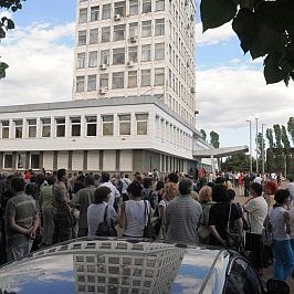 Полиция охранява главния вход на административната сграда на Кремиковци