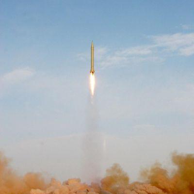 Иран извършва опити с ракети