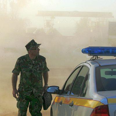 Военен полицай наблюдава положението в Челопечене