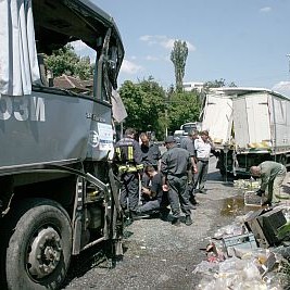 Пътнически автобус се удари в камион на Горнобански път