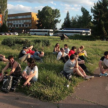 Работници в района на административнат зграда на  Кремиковци  търпеливо изчакват да бъде сключеното споразумение между  Кремиковци  и  Ворсклар Стийл  на 10 юли