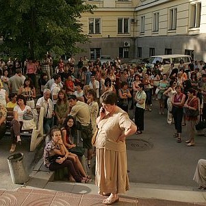 Родители чакат да бъде обявена темата за изпита по български език и литература в двора на Ректората