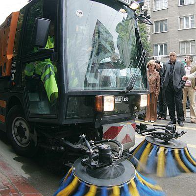 Кметът на София Бойко Борисов гледа новата техника за машинно метене на улиците