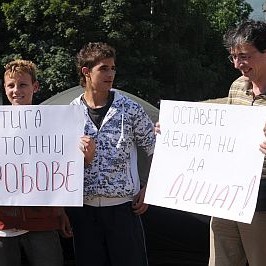 Около 30 жители в  Красно село  протестираха срещу строителството на нова детска градина