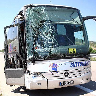 Двама души пострадаха в катастрофа между автобус с полски туристи и камион край Варна