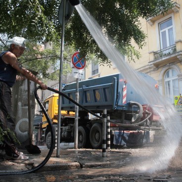 От днес мият улиците в центъра на София