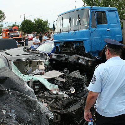 Четири коли се удариха в камион на пътя Пловдив-Скутаре