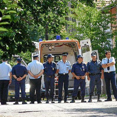 Полицаи от Казанлък прикриват качването на трупа на Тотю Бореца в линейката