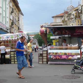 Централните улици на Бургас, ул.”Александровска” и „Богориди”, са се превърнали в една мощна сладоледаджийница