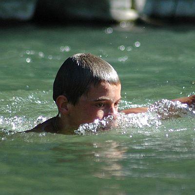 Дете се къпе във водите на Въча