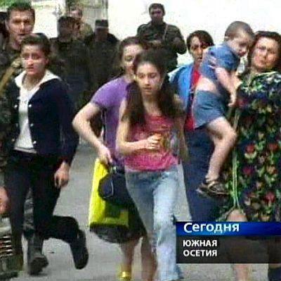 Жени и деца бяга от столицата на Южна Осетия Цхинвали