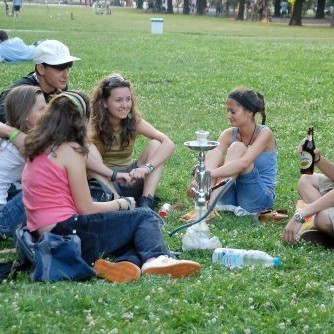 Младежи борят жегата с наргиле и бира в Борисовата градина