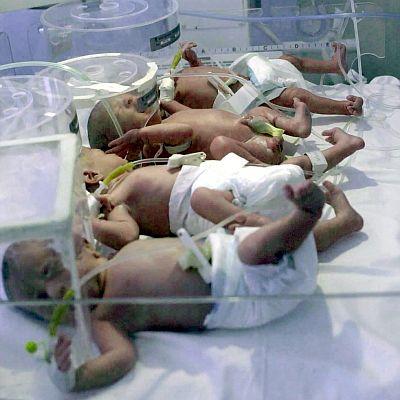 Четири от новородените близнаци в Египет