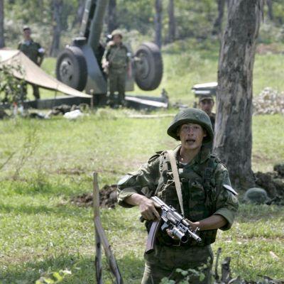 Войник охранява артилерийска позиция в Грузия