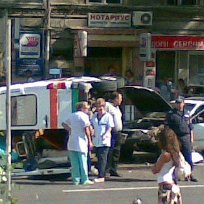 Кола удари и обърна линейка с пациент в центъра на София