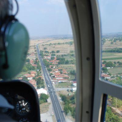 Военни хеликоптери БЕЛ-206 следят пътния трафик по магистралите