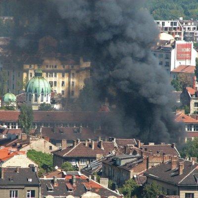 Гъсти кълба дим бяха забелязани от високите етажи на сгради в центъра на София