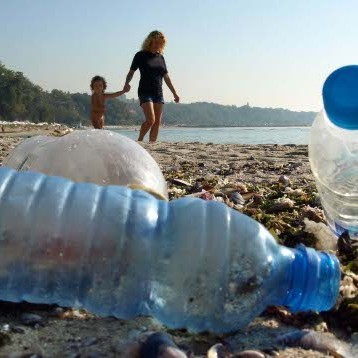 Плажовете тънат в пластмасови бутилки и други боклуци