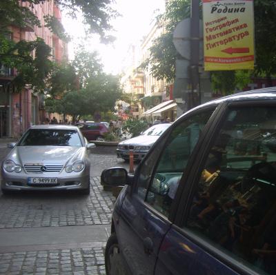 Eто как пешеходната  Пиротска  се е превърнала в паркинг