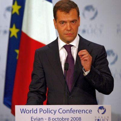 Дмитрий Медведев критикува остро САЩ и НАТО