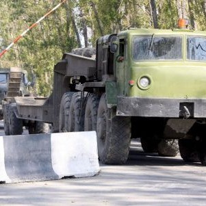 Руски военни автомобили напускат базата