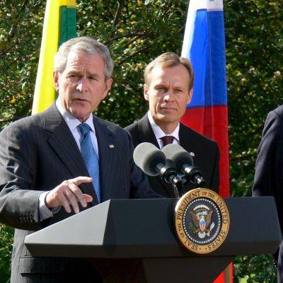 Буш обяви седемте държави, на които няма да са нужни визи за САЩ