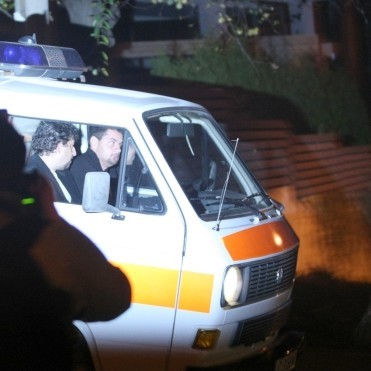Трупна кола напуска района на инцидента на ул. Беловодски път около 21 ч. на 17 октомври