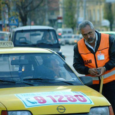 Пътен инспектор от ДАИ проверява такси