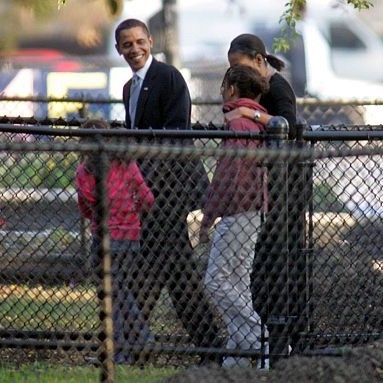 Обама гласува със семейството си в Чикаго