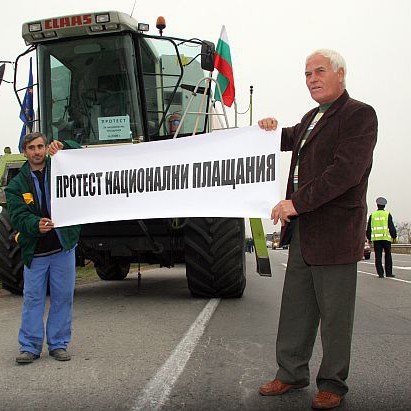 Зърнопроизводители от региона изкараха на пътя Димитровград – Хасково земеделски машини час преди 12 ч. на 6 ноември