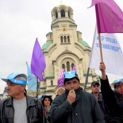 Служителите на комбината подновиха протестите си