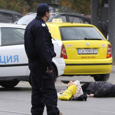 Тялото на жертвата лежи още на улицата