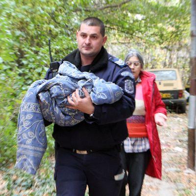 Полицай носи новороденото - живо и здраво