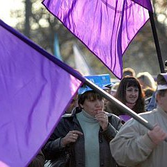 Част от протестиращите работници бяха призовани да се върнат в комбината