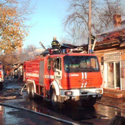 Три пожарни коли са гасили огъня