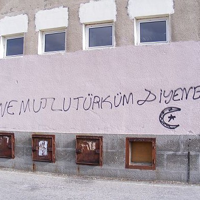 Езиковата гимназия в Хасково осъмна с протурски надписи на двата си входа