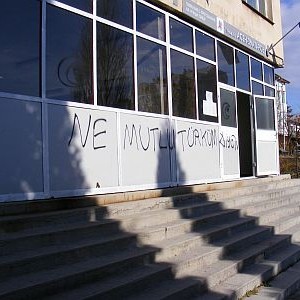 Четири хасковски училища осъмнаха с протурски надписи