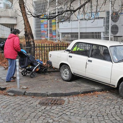 Паркиране в София върху тротоар