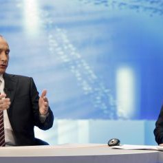 Путин заедно с водещия на разговора с гражданите