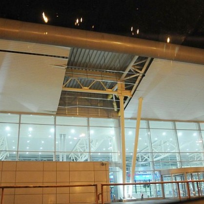 20 кв. метра от козирката на Терминал 2 на стколичното летище беше отнесена от вятъра