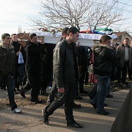 Стотици близки,приятели и познати бяха на погребението на студента Стоян Балтов