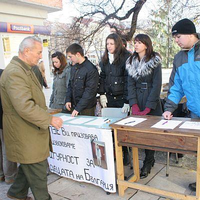 Ученици и учители протестираха в Сливен за убийството на Стоян Балтов