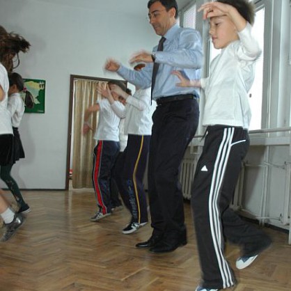 Даниел Вълчев танцува с деца в училище