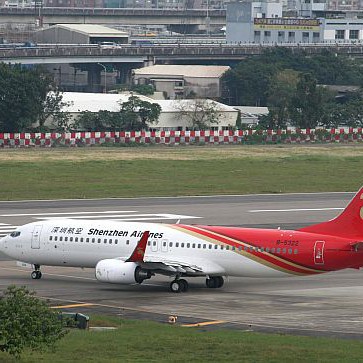 Самолет на китайската авиокомпания  Шенцен Ерлайнс  кацна на летище Сонгшан в Тайпе, Тайван
